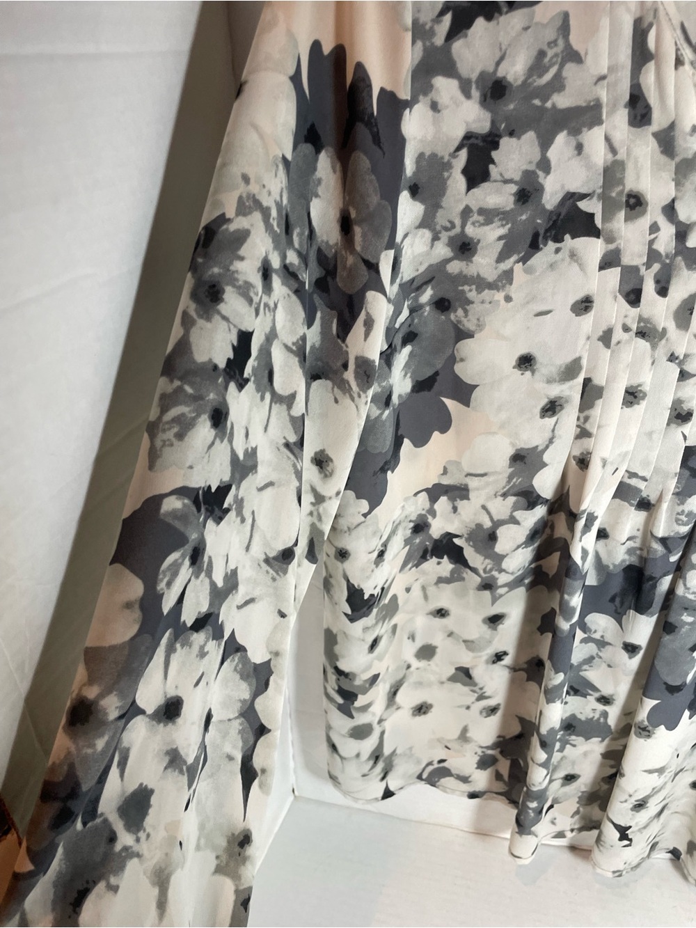 Saint Tropez West Black Cream Floral Pintuck Pleated Blouse Size 16 - Picture 4 of 11